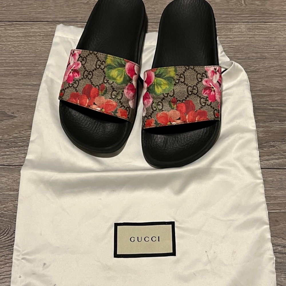 Gucci floral monogram slides 36